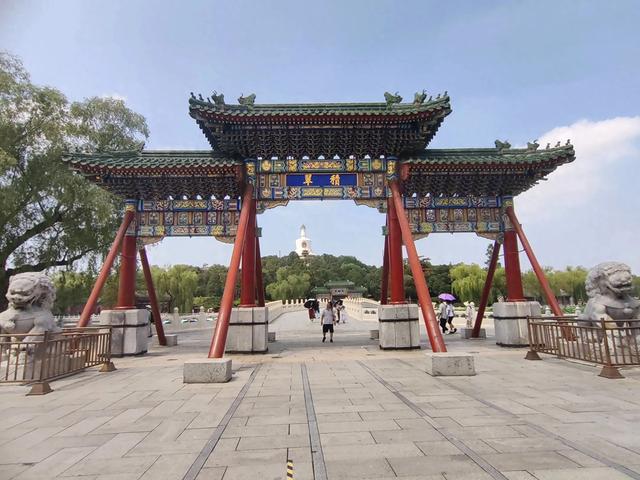 北京北海公园：五朝皇家园林！核心景区琼华岛周边美景。