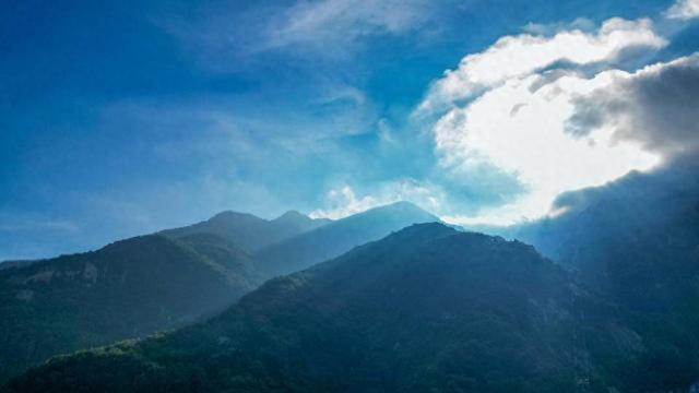 泰山绝景：云海翻腾，光柱倾泻！这一刻，我信了人间有仙境！