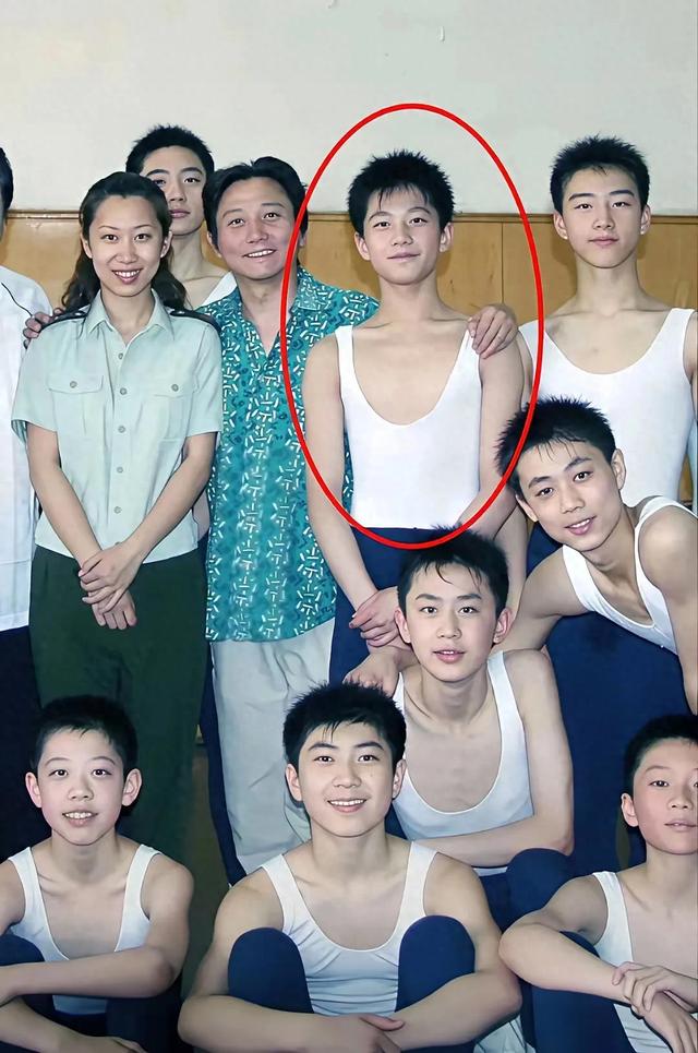 学生时期的杨洋，长得确实是眉目清秀，他旁边的同学长得也不赖啊