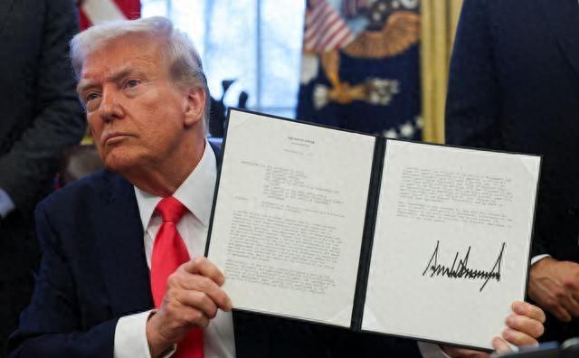 中国的制裁清单送进白宫后，美国头一次这样气急败坏