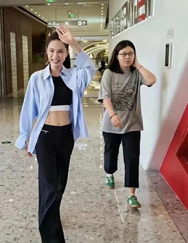58岁李若彤腰部完全没有赘肉，体态轻盈，完全不像中老年人