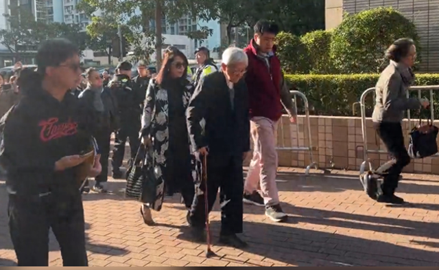 刚刚！乱港首恶分子黎智英被判三罪全部成立！现场部分乱港分子入庭旁听，场外警方出动反恐特勤队严阵以待！