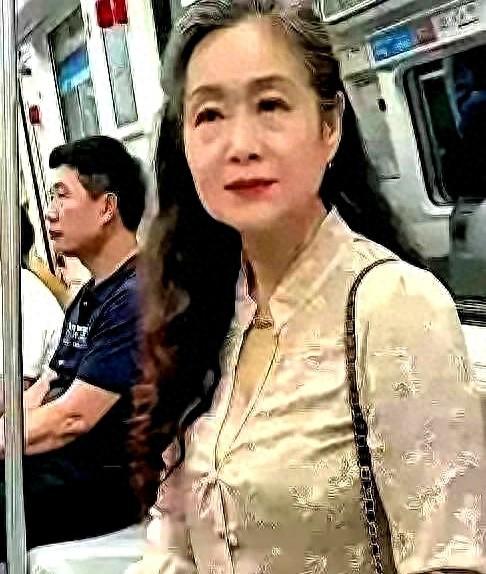70岁奶奶穿露胸装！网友：啥年龄了，这样穿让年轻人都不好意思了