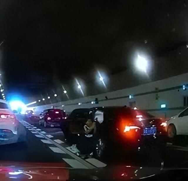 广州一隧道内发生车祸 ，10岁男孩为救母亲跪地拦车求救，母亲脱险后发声：想不到孩子那么勇敢