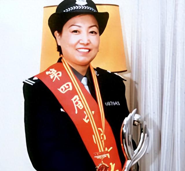 女包公任长霞：扫黑3年04年意外殉职，却在司机身上搜出60万支票