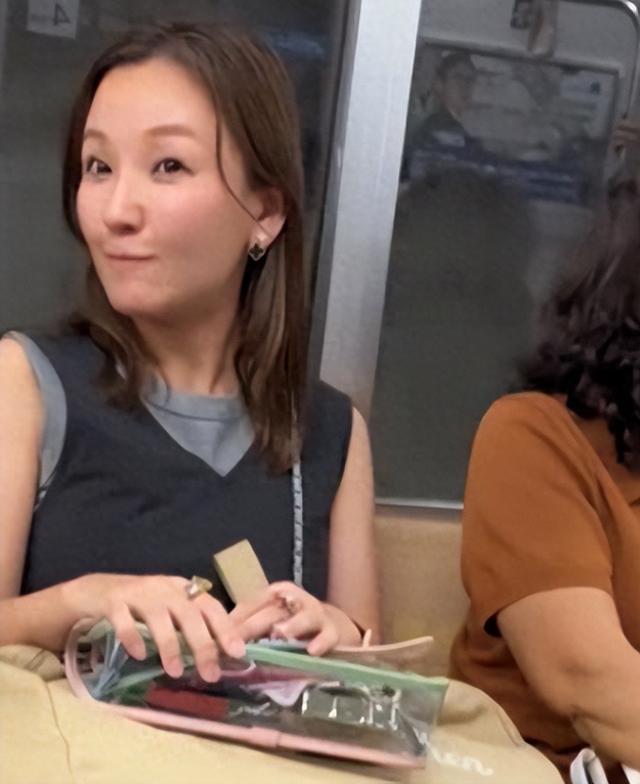 江苏女孩出国旅游，地铁上遭日本人侮辱，女孩硬刚：我是你爸爸