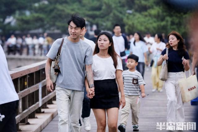 海滨假日人如织