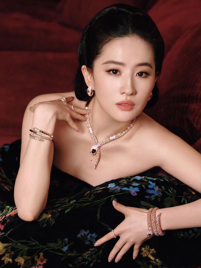 外表是仙女，私下里却是“老烟鬼”的7位女星，刘亦菲令人意外！