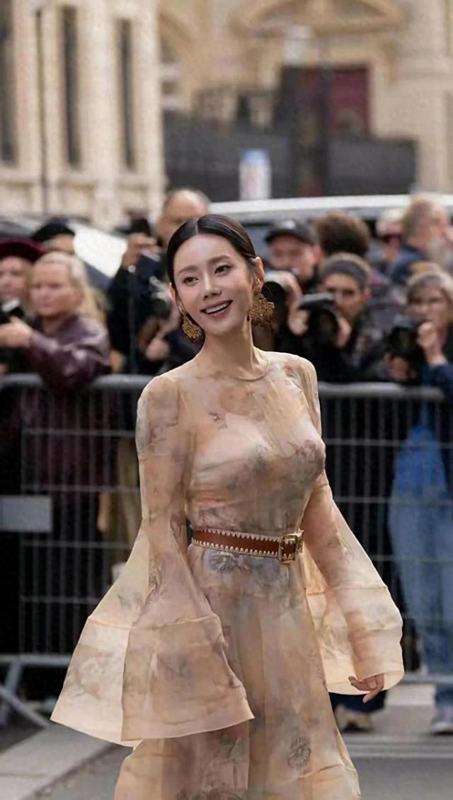 秋瓷炫：把半辈子的苦，穿成了巴黎最贵的“战袍”