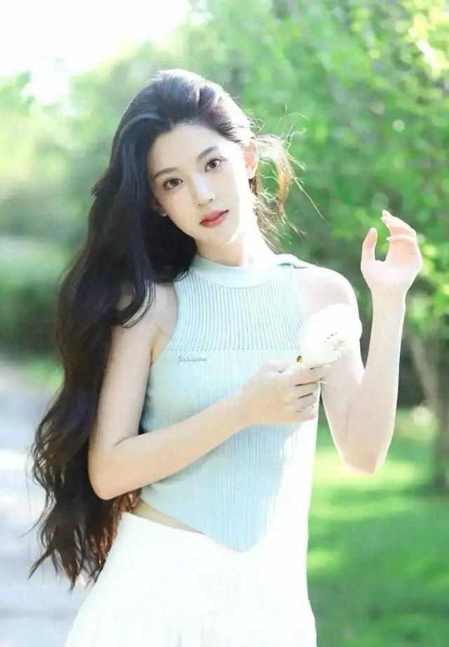 南通一校花美出圈了,清新脱俗,五官精致,倾国倾城,太迷人了!