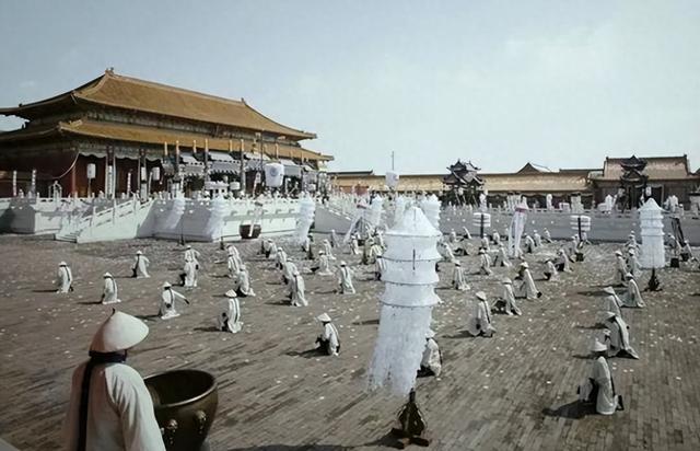 清朝灭亡后，李莲英姐姐才敢说出实情：慈禧其实不是病死的！