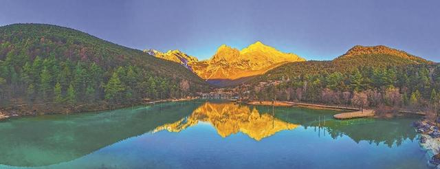 “日照金山”邂逅蓝月谷