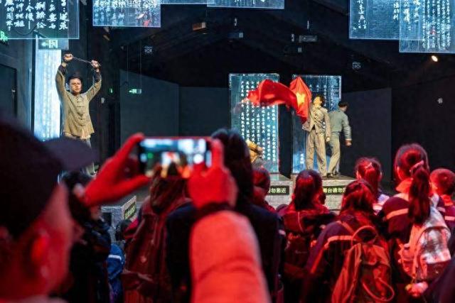 “零距离”对话历史，红岩红沉浸式剧场打造“穿越式”研学体验