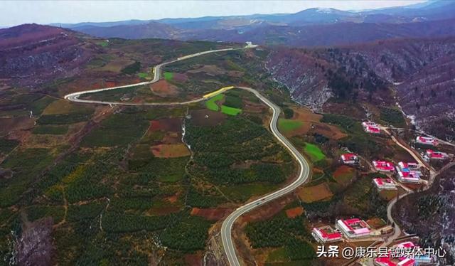 初秋的旅游大通道呈现五彩斑斓的美丽画卷