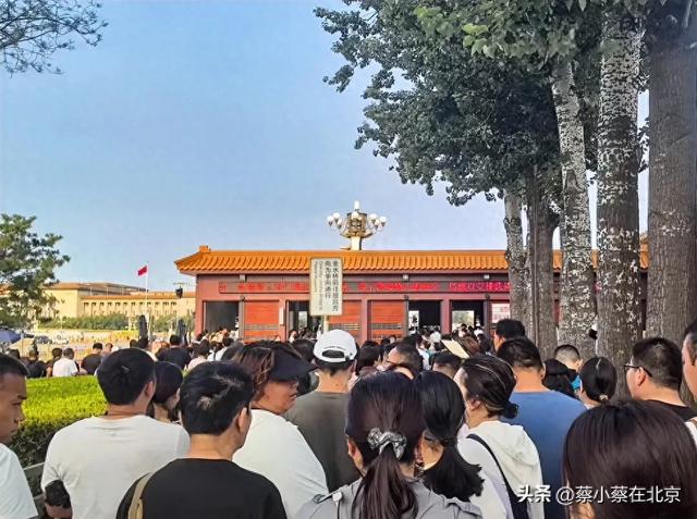 2025年8月17日，毛主席纪念堂前发生的真实排队场景，大家看看吧