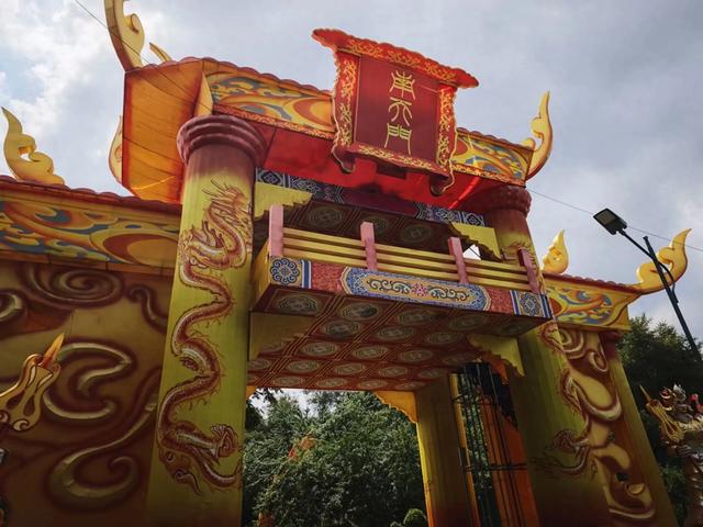 动植物园华灯闹西游，自助盒饭实惠吃不够