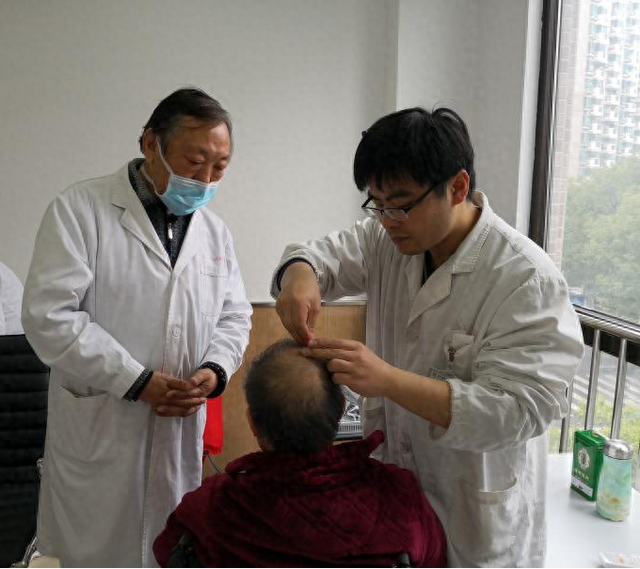 皮肤里长硬硬的疙瘩怎么回事（皮肤上又痒又硬的小疙瘩为何缠人东氏针灸来谈破解之道社区特色门诊专栏）