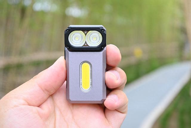 口袋照明神器！凯瑞兹双子星E8三光源金属转头EDC手电体验