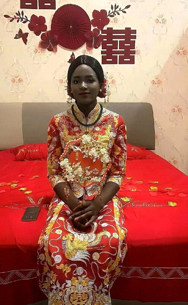 中国小伙娶了一个黑人妻子，看到他妻子的颜值，黑人当中也算貂蝉