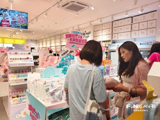 旅行旺季一次性用品成标配 新国标落地让出游更“轻”“净”