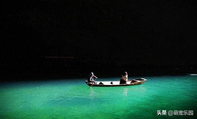 峡谷小溪清澈见底，阳光金束洒水面，小木船如仙境般飘过