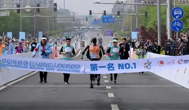 广东省人工智能与机器人产业创新成果发布会26日在佛山举行，多项首创成果将亮相