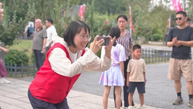 桐城六尺巷景区，身着红马甲的志愿者格外亮眼