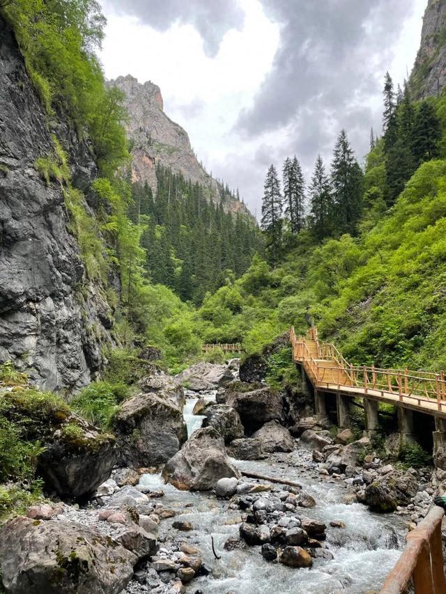 甘肃甘南一景区有两人徒步失联，当地已派多支力量搜救，景区称该路线禁止徒步