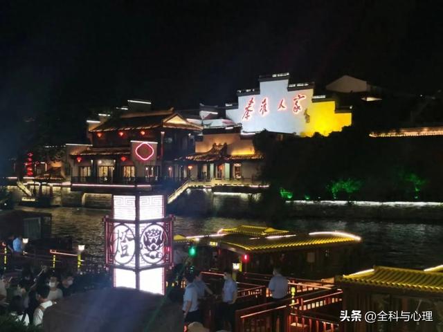 城市夜景灯光唯美句子（描述夜晚灯光好美的句子）