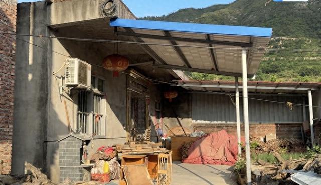 女孩被继母生父虐待致死案二审开庭前，记者实探案发地：大门紧锁，屋内物品凌乱