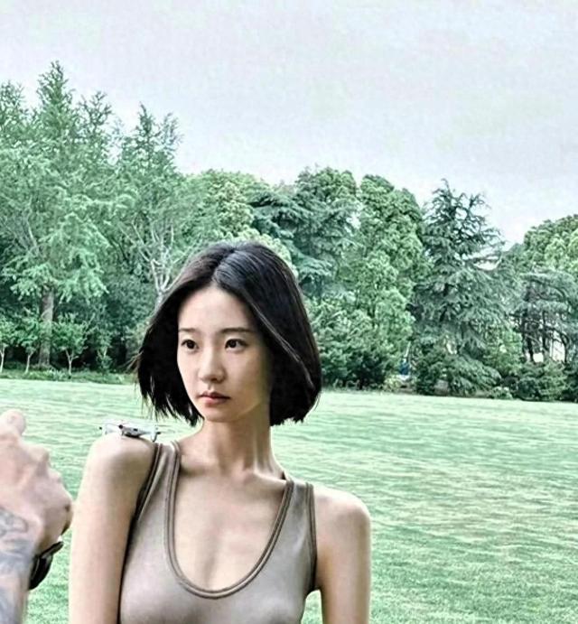 张艺凡的泳衣穿搭尽显性感，公园场景秒变时装周，身材太吸睛
