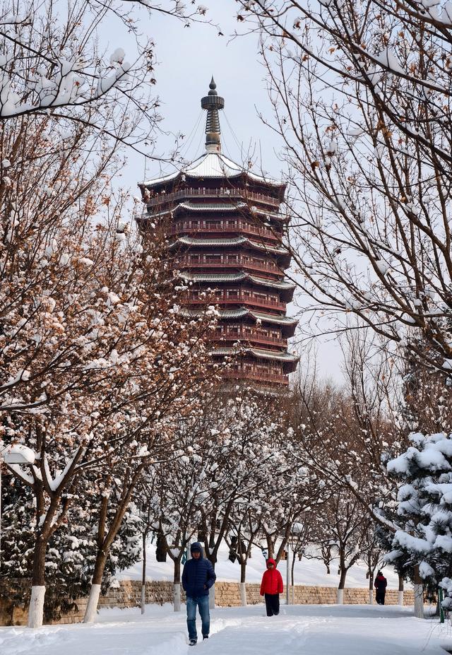 永定河与北京城同框，雪后宛如泼墨山水画