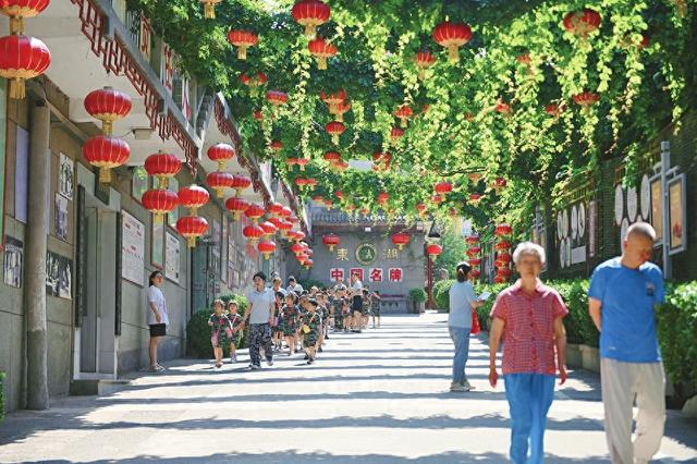 太原东湖醋园醋香四溢 游客漫步其间