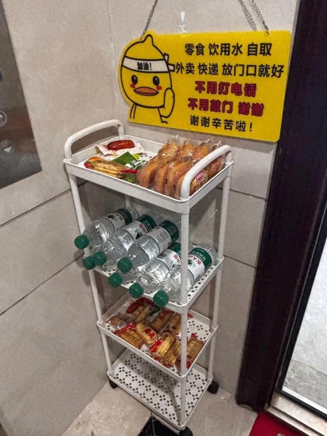 小伙家门口设零食架供外卖员自取遭质疑，回应：曾送过两年外卖，收入好转想为他人撑伞
