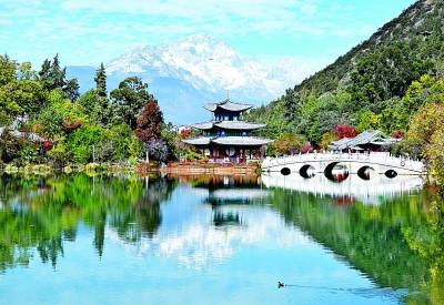 初冬雪山景色美
