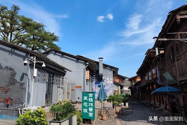 在川西最沉默的古镇，与千年榕树共饮