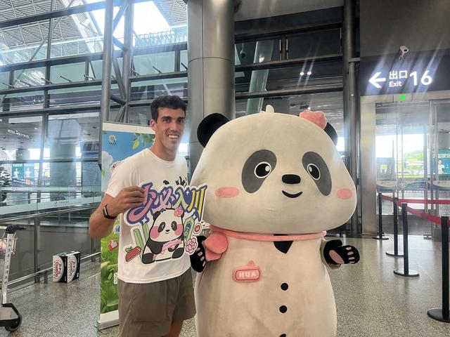 双节同庆迎游客 成都文旅“花局”机场送惊喜