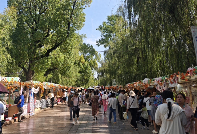 暑期旅游热 带动云南特色商品销售火爆