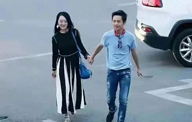 51岁的何炅，牵手54岁的杨钰莹，年过半百的俩人，画面温馨