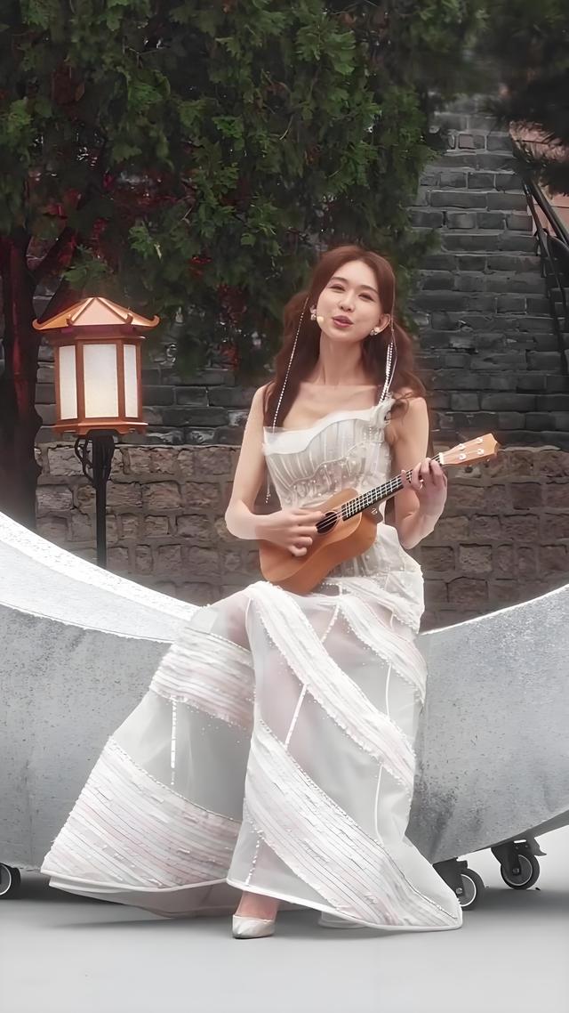 从模特到影后，宅男女神嫁给日本人，50岁林志玲彩排秋晚宛如少女