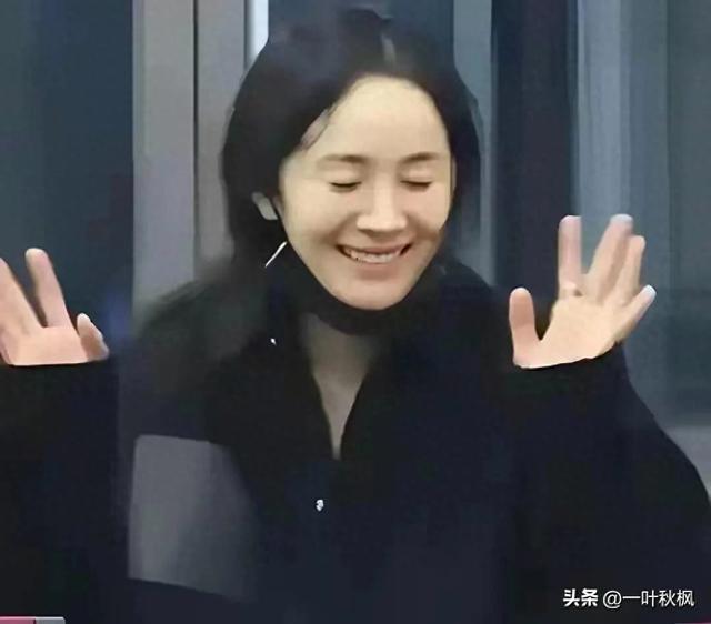 偶遇40岁的杨幂素颜,真实颜值长这样,没有网上说的那么漂亮