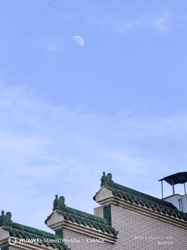 河里的冰随水流，冬天的冷还是浅了点……