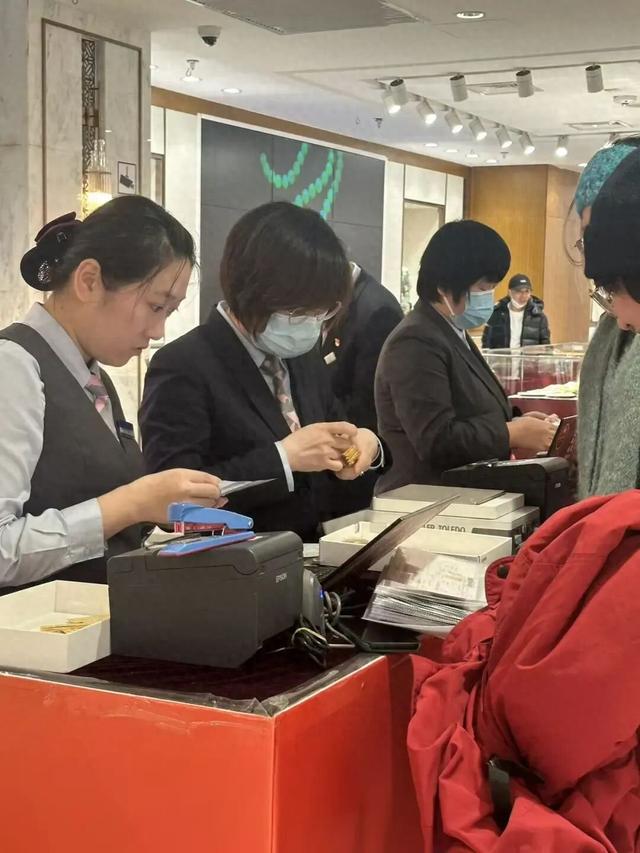 女子一次性出手8公斤金条，套现近900万！几十根金条称重、验金，花了一个多小时才办完……