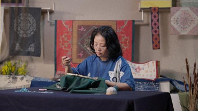 张忠芳：一针一线间串起深山与故宫的对话｜乡村有工匠