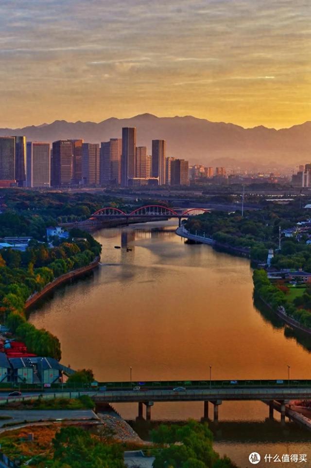 芭比娃娃和奥特曼购物(周末往返100元实现买买买自由这座跨国吃货天堂)