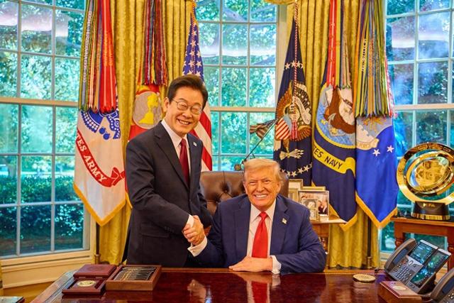 见完特朗普后，李在明彻底不装了，当着全世界的面，承认要走新路线，我外交部回应意味深长