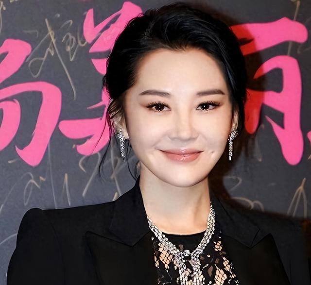 她一生 “风流成性、老少通吃”，撩汉无数，现如今56岁却依旧单身