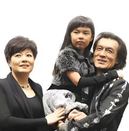 自己离世8年后，23岁的女儿就走上一条“不归路”，李咏也没想到