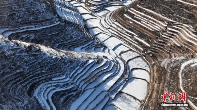 河北涉县：雪润梯田景如画