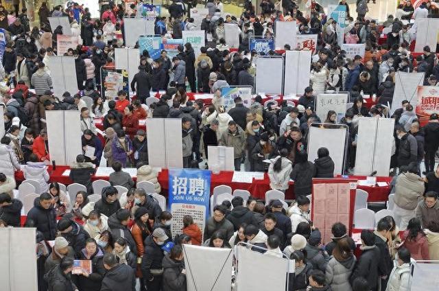 月薪过万却招不到人？三大行业陷入“用工荒”，年轻人为啥不愿干